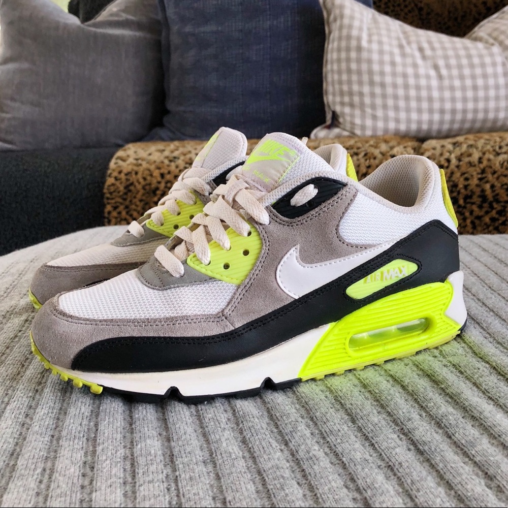 Nike Air Max 90 (GS) Volt Size 7Y w/ Box